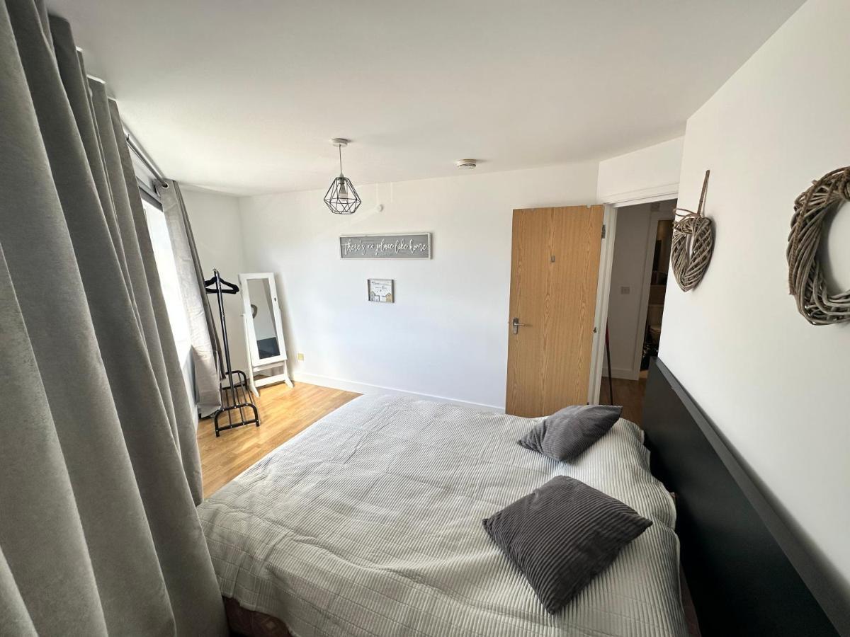 2 Bedroom Flat 1 Stop From Bridge Лондон