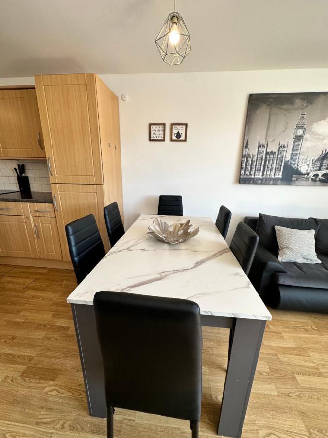 2 Bedroom Flat 1 Stop From Bridge Лондон
