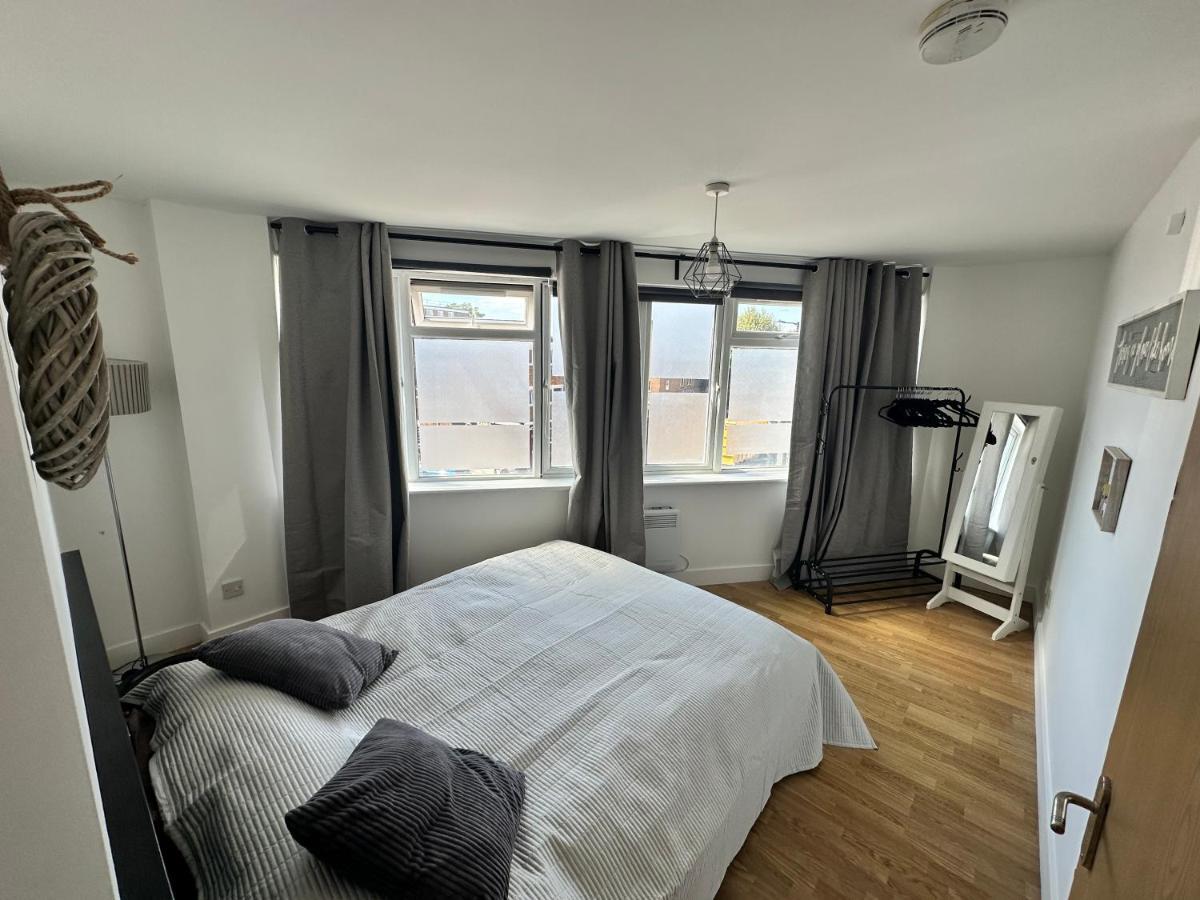 2 Bedroom Flat 1 Stop From Bridge * Лондон