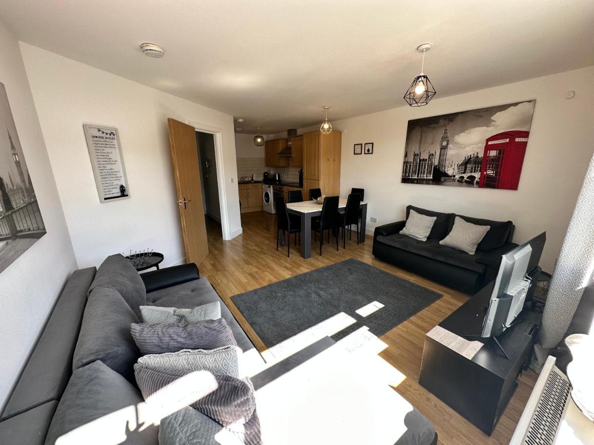 2 Bedroom Flat 1 Stop From Bridge Апартаменты Лондон