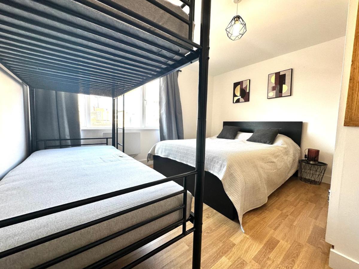 2 Bedroom Flat 1 Stop From Bridge Апартаменты *