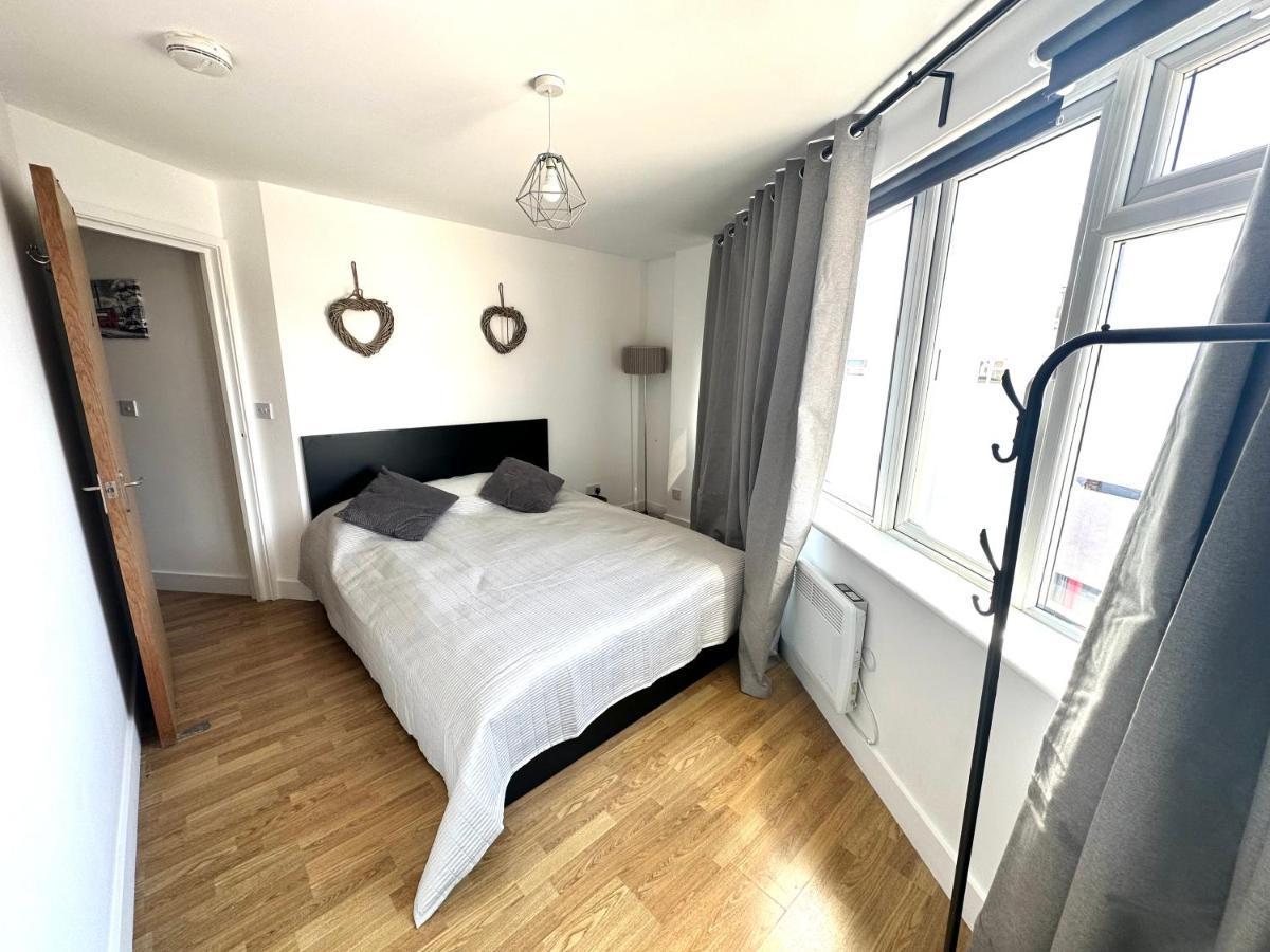 2 Bedroom Flat 1 Stop From Bridge Лондон