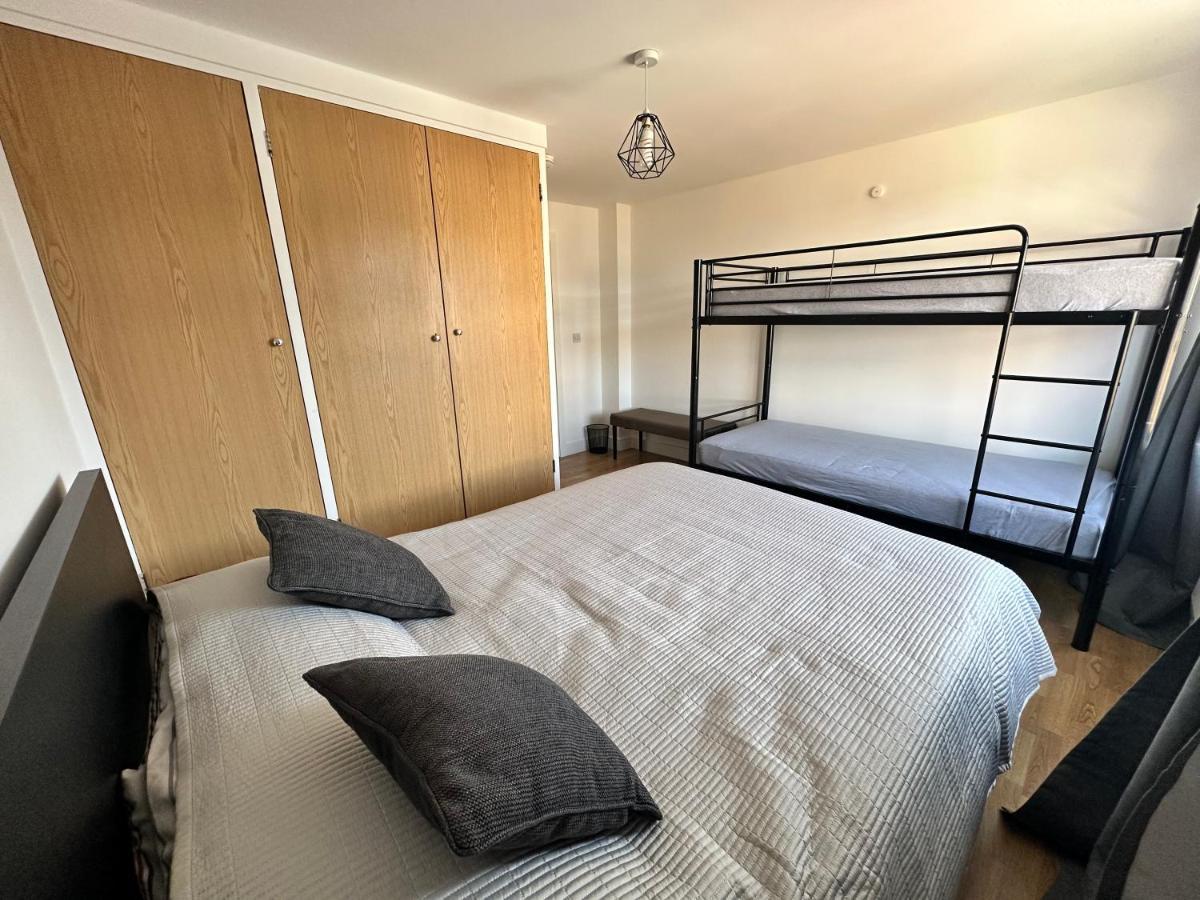 2 Bedroom Flat 1 Stop From Bridge * Лондон