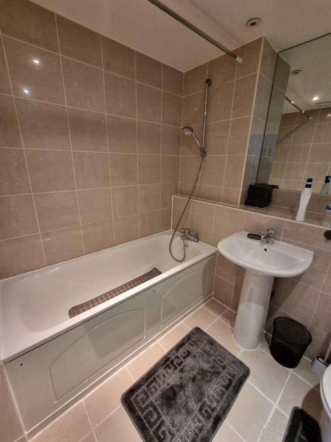 2 Bedroom Flat 1 Stop From Bridge Апартаменты *
